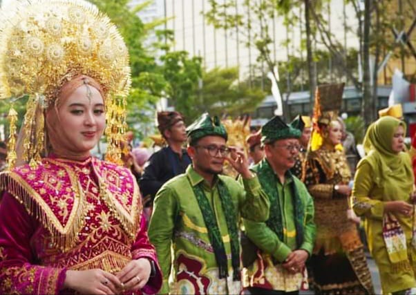 Pj Setdako Padang Panjang, Winarno, dampingi arak arakan di Pawai Budaya pada Forum Apeksi di Pekan Baru, Jumat (3/5/2024) kemaren.